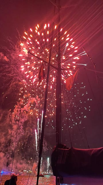 Lisbon: New Year's party on sailboat tour 2026 to 2027 - Passing Cais do Sodré by boat