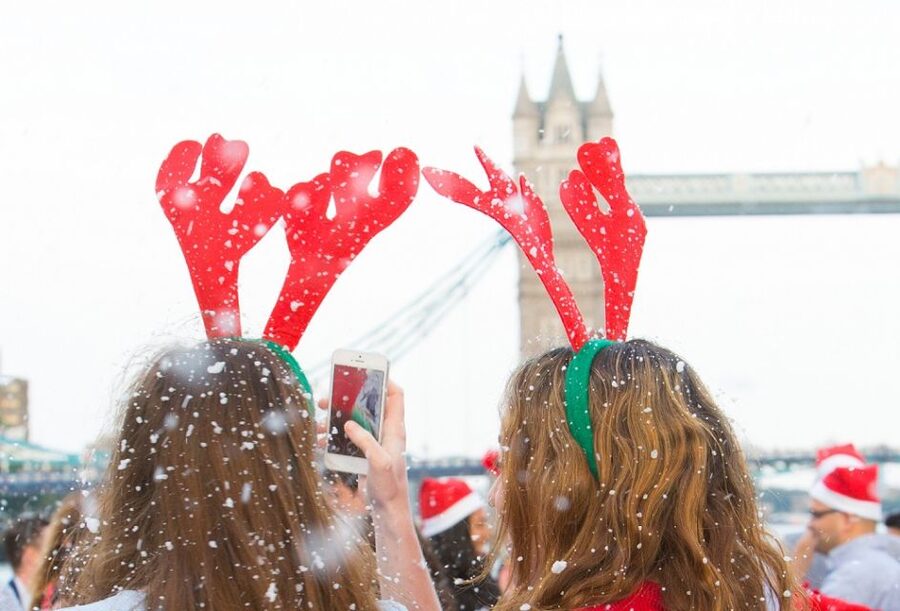 London: Christmas Day Sightseeing Cruise - Commentary, languages, and the onboard bar