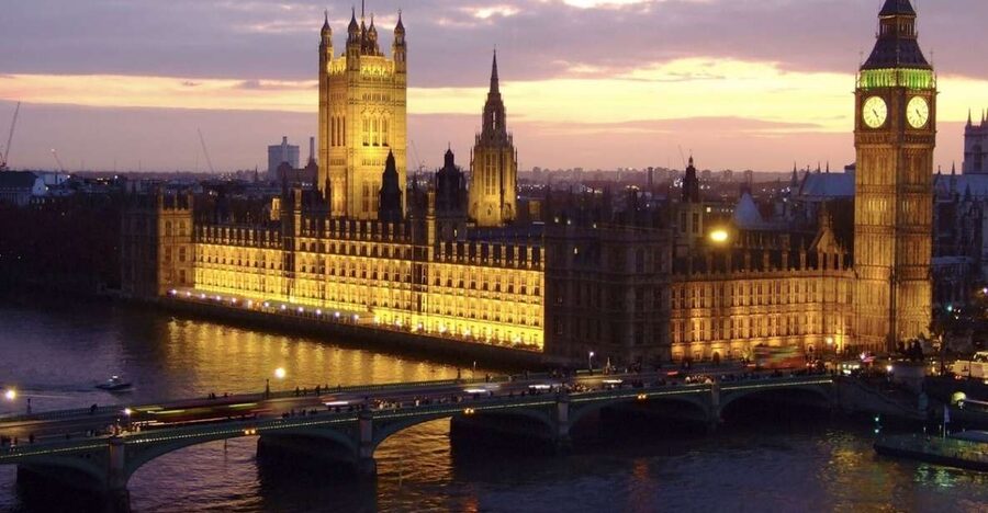 London: Christmas Eve City Tour with Dinner & Midnight Mass - St Martin-in-the-Fields and the Midnight Mass
