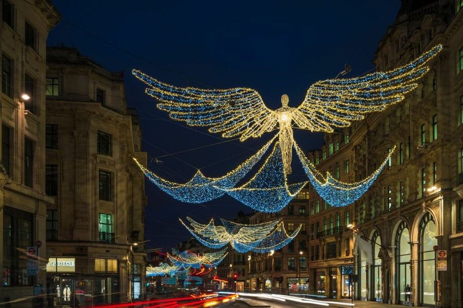 London: Christmas Eve City Tour with Dinner & Midnight Mass - Why the guide matters on this evening