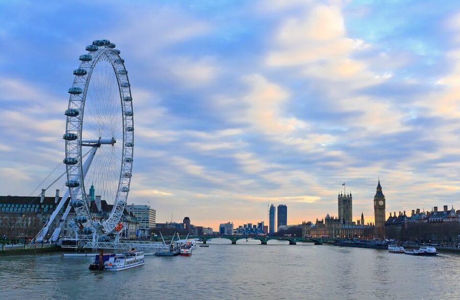 London: Christmas Lights Bus Tour With Live Guide - Why this bus tour works for a first festive night in London