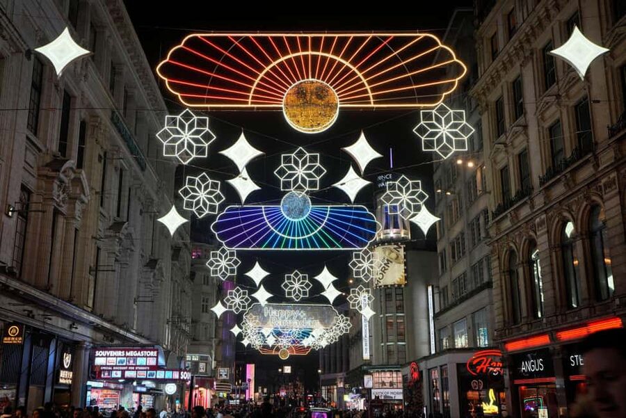 London: Christmas Lights Tour by Vintage Bus - Regent Street, Hamleys, and the best photo views