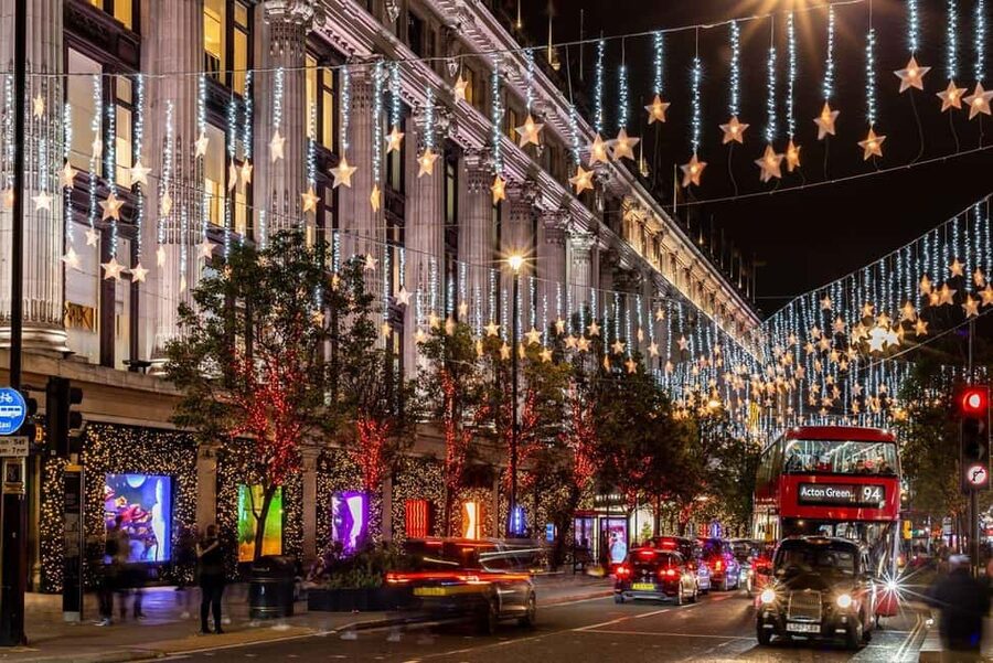 London: Christmas Lights Tour by Vintage Bus - The music, guides, and mood onboard