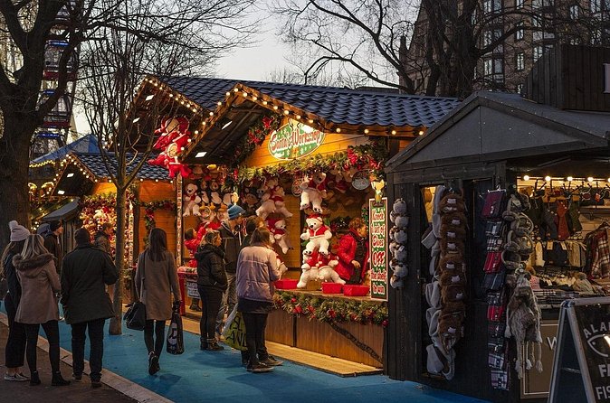 London: Christmas Market Tours in Salisbury and Winchester - Winchester near King Alfred and the cathedral grounds