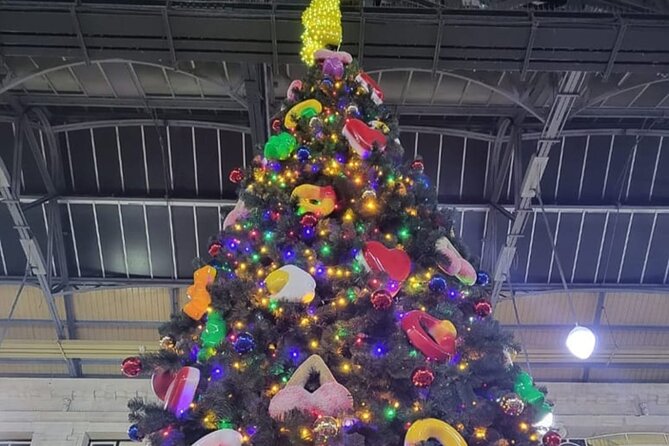 London Exclusive Christmas Lights Guided Tour by Black Cab - Hamleys: a smart choice for families