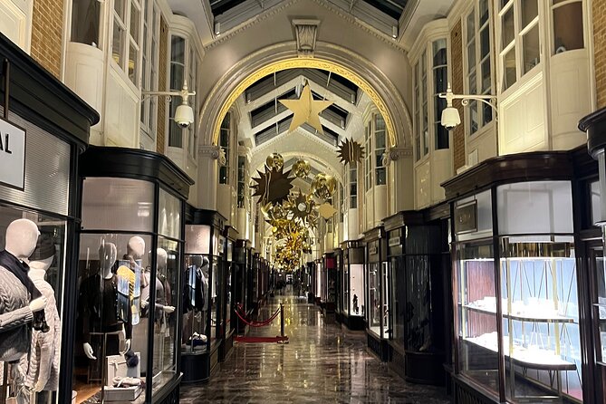 London Magical Christmas Walking Tour with Guide - Covent Garden, the sculptures, and Piccadilly Circus