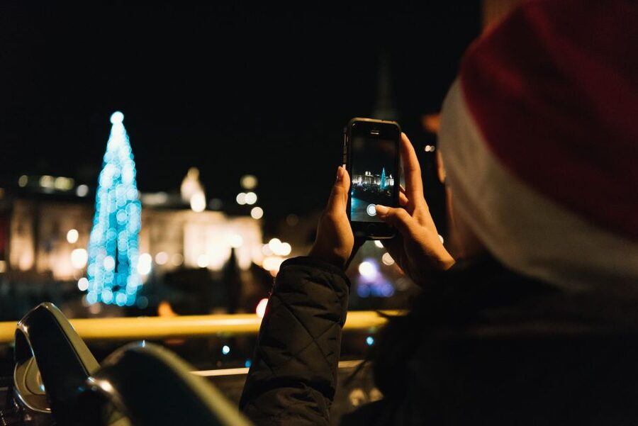 London: Tootbus Christmas Lights Tour incl walking tours - Grosvenor Square closes the central loop