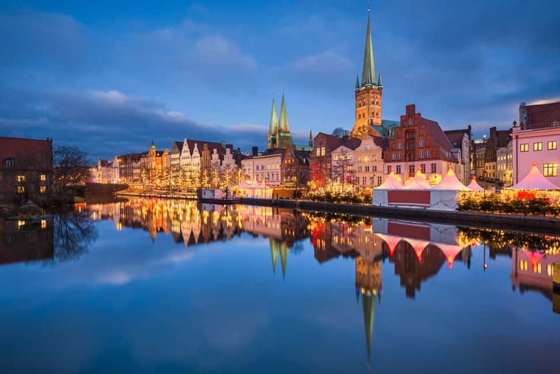 Lübeck: Christmas Market and Historical City Tour - St. Petri and the craftsman market