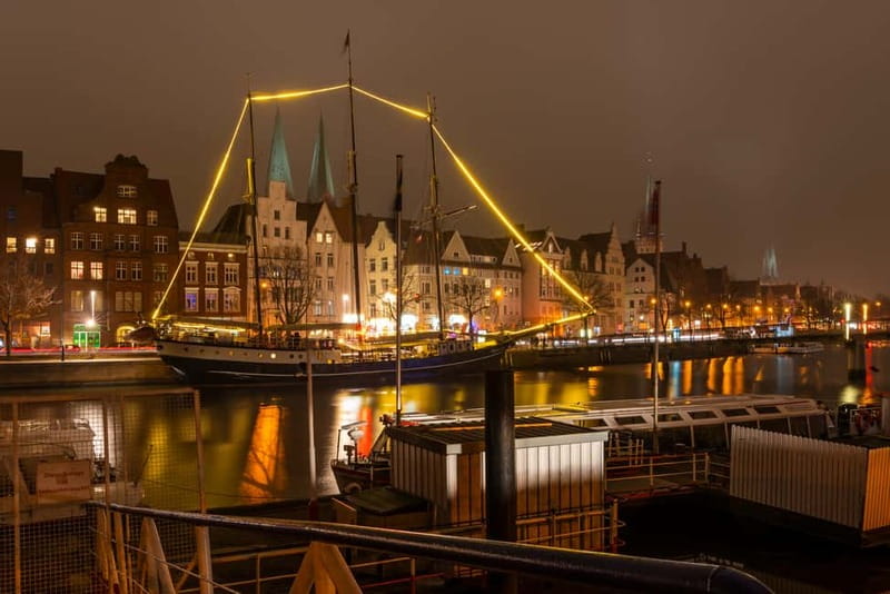 Lübeck: Christmas Market and Historical City Tour - The town hall market and Lübeck’s seasonal traditions