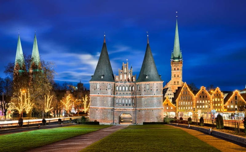 Lübeck: Christmas Market and Historical City Tour - Marien Church and the historic Christmas market