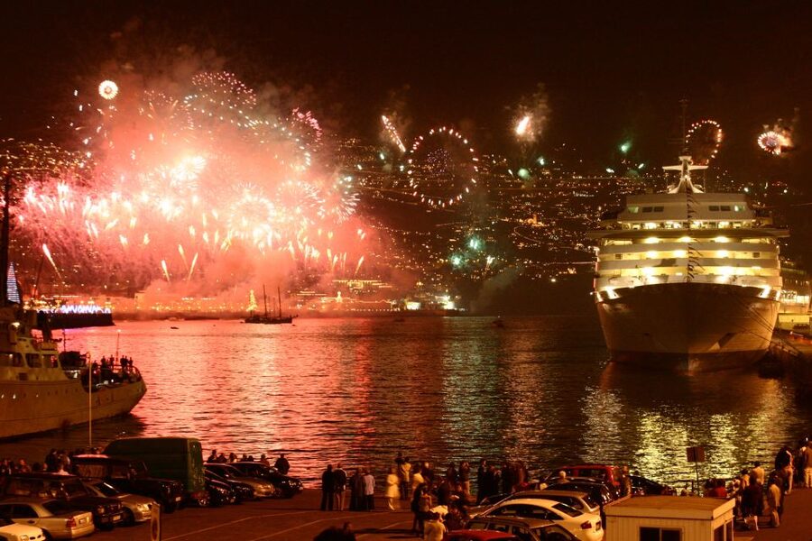 Madeira: New Year's Eve Fireworks by Catamaran - Starting at Cais 8 in Funchal Marina