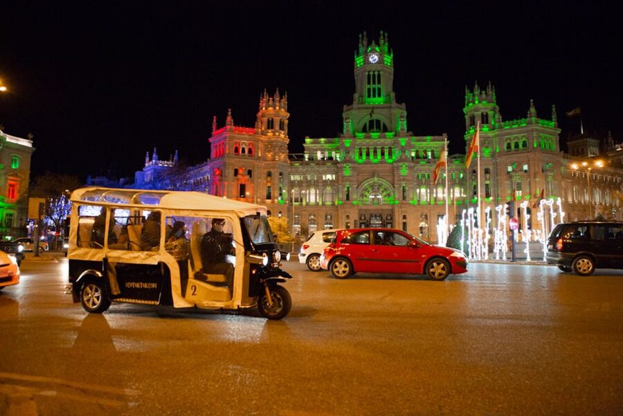 Madrid: Private Christmas Lights Tour by Eco Tuk-Tuk - Key things to know before booking