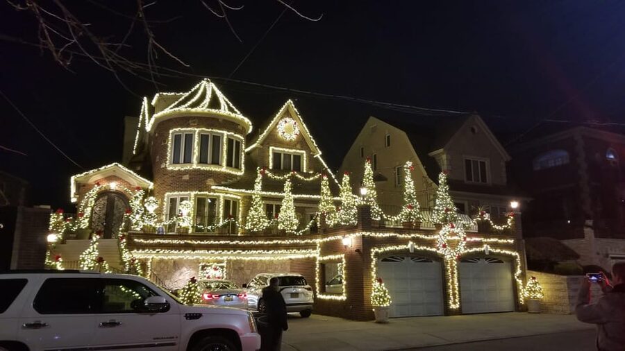 Magnificent Christmas Lights Tour of Dyker Heights Brooklyn - What makes this Christmas tour worth your evening