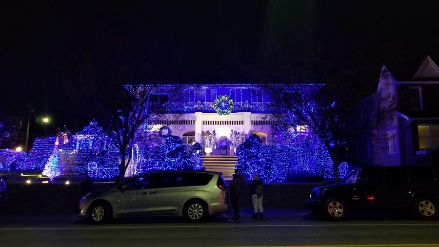 Magnificent Christmas Lights Tour of Dyker Heights Brooklyn - Should you book the Dyker Heights Christmas Lights Tour?