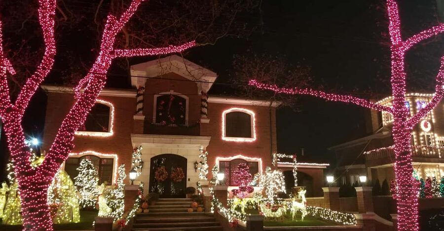Magnificent Christmas Lights Tour of Dyker Heights Brooklyn - Why Dyker Heights makes such a memorable stop