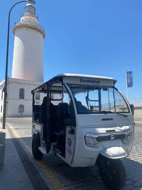 Malaga: Christmas Night Tour and Lights with Tuk Tuk - La Farola and the harbor: a gentle opening