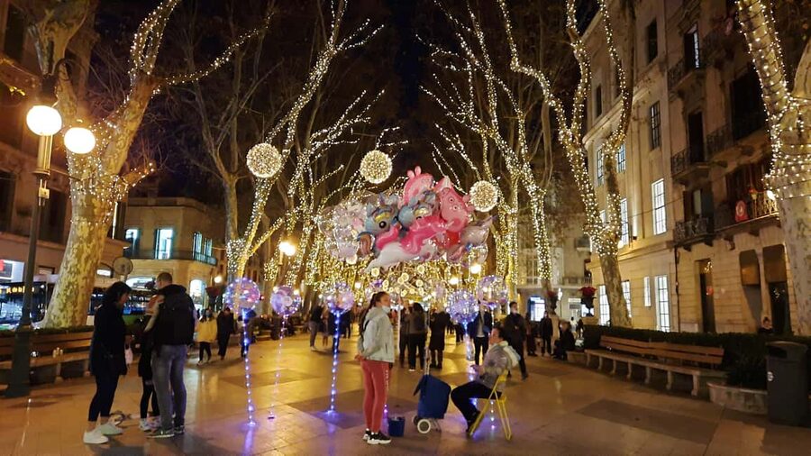 Mallorca: Palma’s Winter Magic City Walk with Christmas Glow - Following Palma’s old town at dusk
