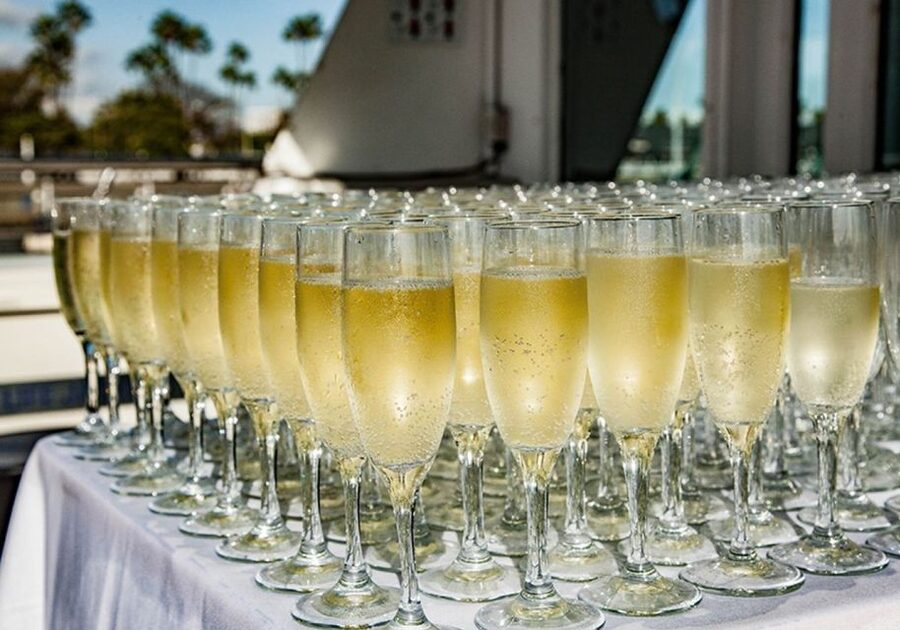 Marina Del Rey: Christmas Eve Buffet Brunch or Dinner Cruise - Key things to know before booking