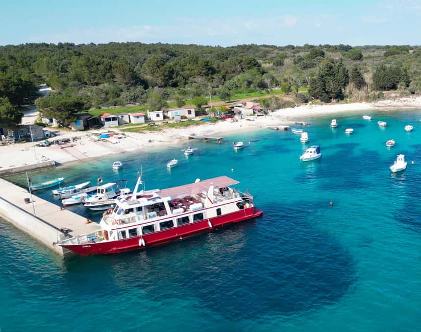 Medulin: Christmas Boat Trip with Lunch and Drinks - A heated boat with a proper Christmas mood