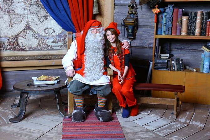 Meet Santa Claus & Santa's Reindeer Ride & Greet Huskies - Meeting Santa in his office