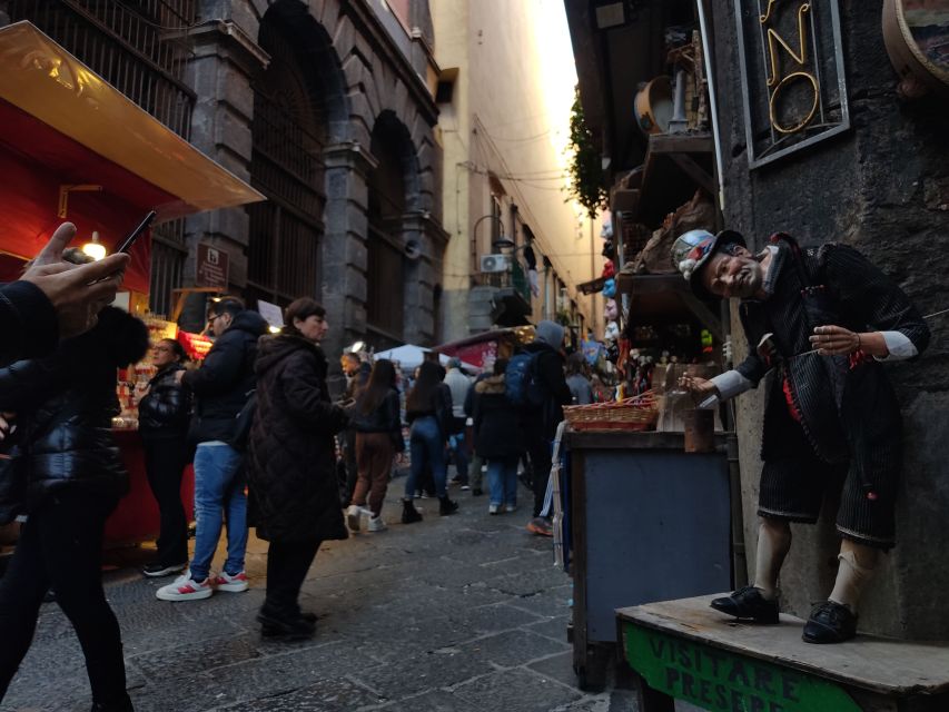 Naples: the magic of Christmas and Nativity scenes - Via San Gregorio Armeno, where the tradition is still made