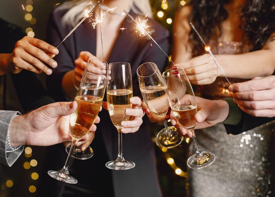 New Year’s Eve Luxury Boat – DJ, Buffet & Open Bar - A three-hour party on a luxury boat