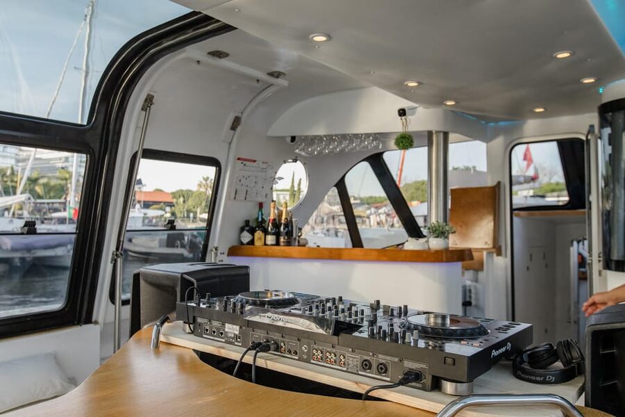 New Year’s Eve Luxury Boat – DJ, Buffet & Open Bar - What the buffet and open bar include