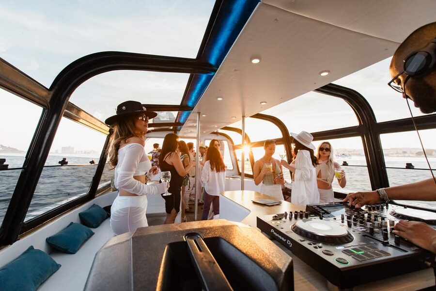 New Year’s Eve Luxury Boat – DJ, Buffet & Open Bar - Rain protection and river conditions