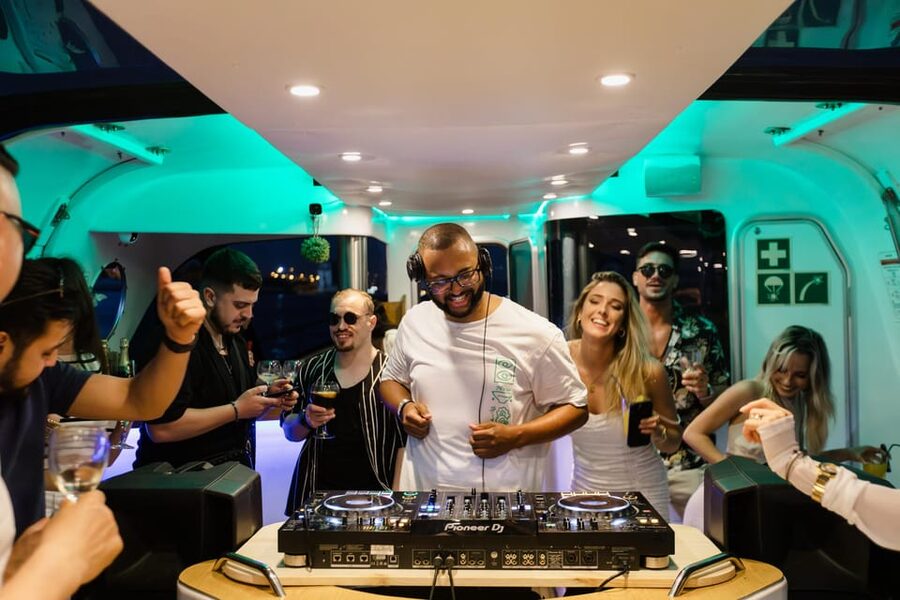 New Year’s Eve Luxury Boat – DJ, Buffet & Open Bar - Who should book this cruise?