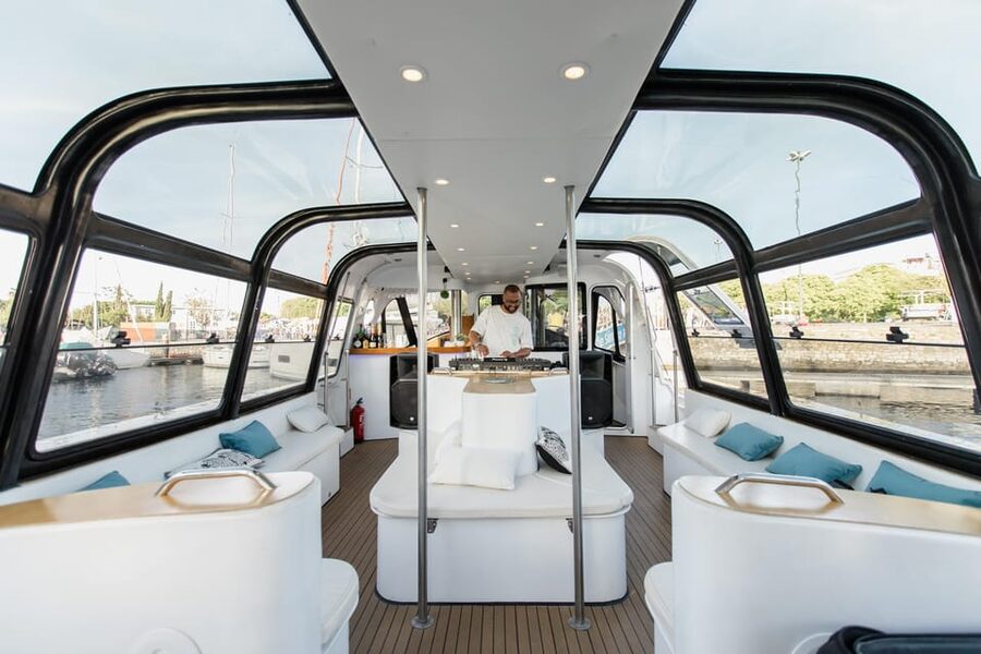 New Year’s Eve Luxury Boat – DJ, Buffet & Open Bar - Should you book the New Year’s Eve boat?
