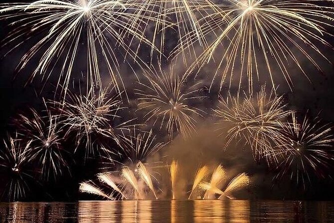 New Year's Eve on a Sailboat with Fireworks display in Lisbon - The open space of Praça do Comércio