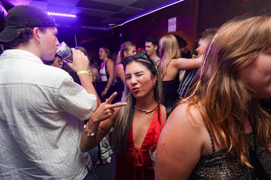 New Year’s Eve Party: Pub Crawl Nice with VIP Entry in Club - FAQ