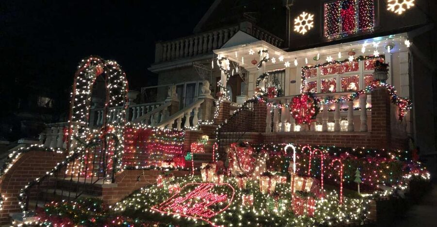 New York City: Dyker Heights Christmas Lights Tour - DUMBO and the Manhattan skyline