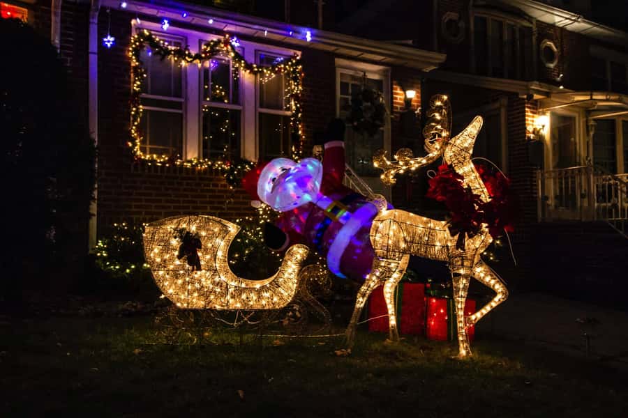 New York: Dyker Heights Christmas Lights Guided Tour - Why Dyker Heights makes this trip different