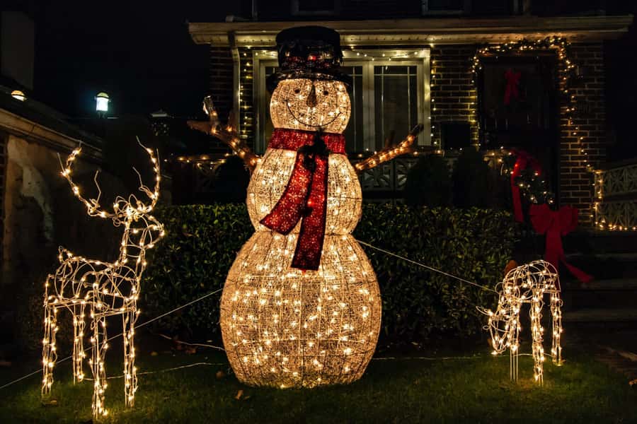 New York: Dyker Heights Christmas Lights Guided Tour - Meeting in Midtown and settling onto the coach