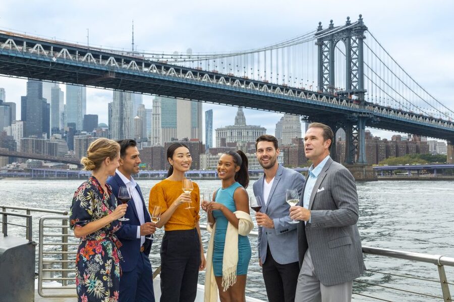 NYC: Christmas Day Buffet Brunch or Dinner Harbor Cruise - The Hudson River route and Manhattan skyline