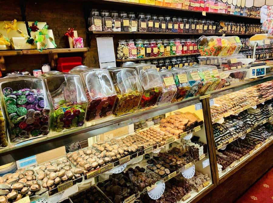 NYC: Christmas Holiday Guided Walking Tour with Dessert - Key points to know before you go