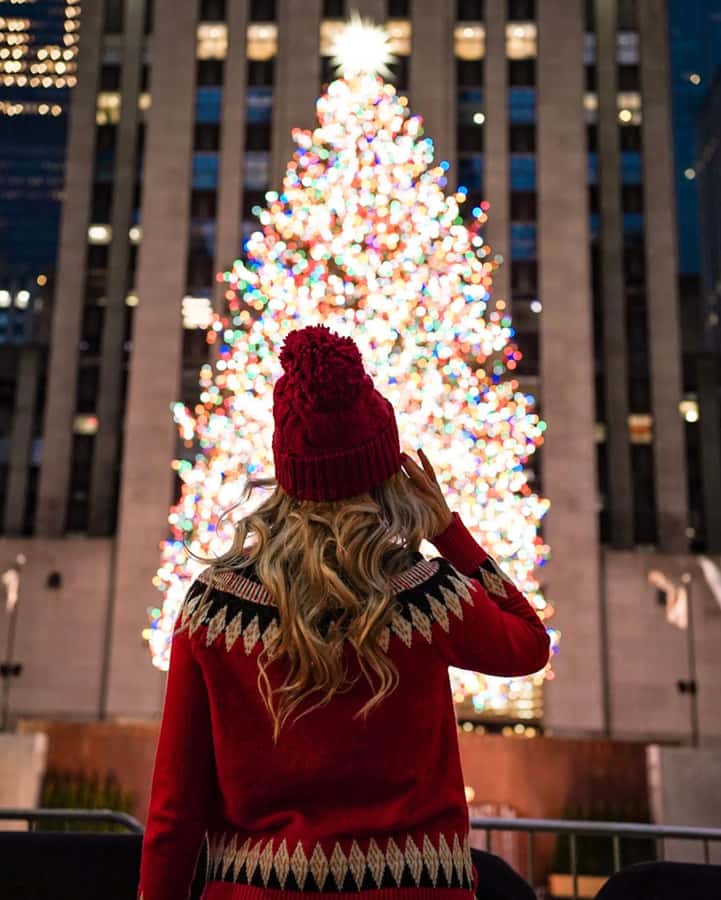 NYC: Christmas Holiday Guided Walking Tour with Dessert - Fifth Avenue’s decorated storefronts