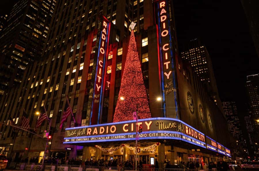 NYC: Christmas Holiday Guided Walking Tour with Dessert - Radio City Music Hall and Rockefeller Center