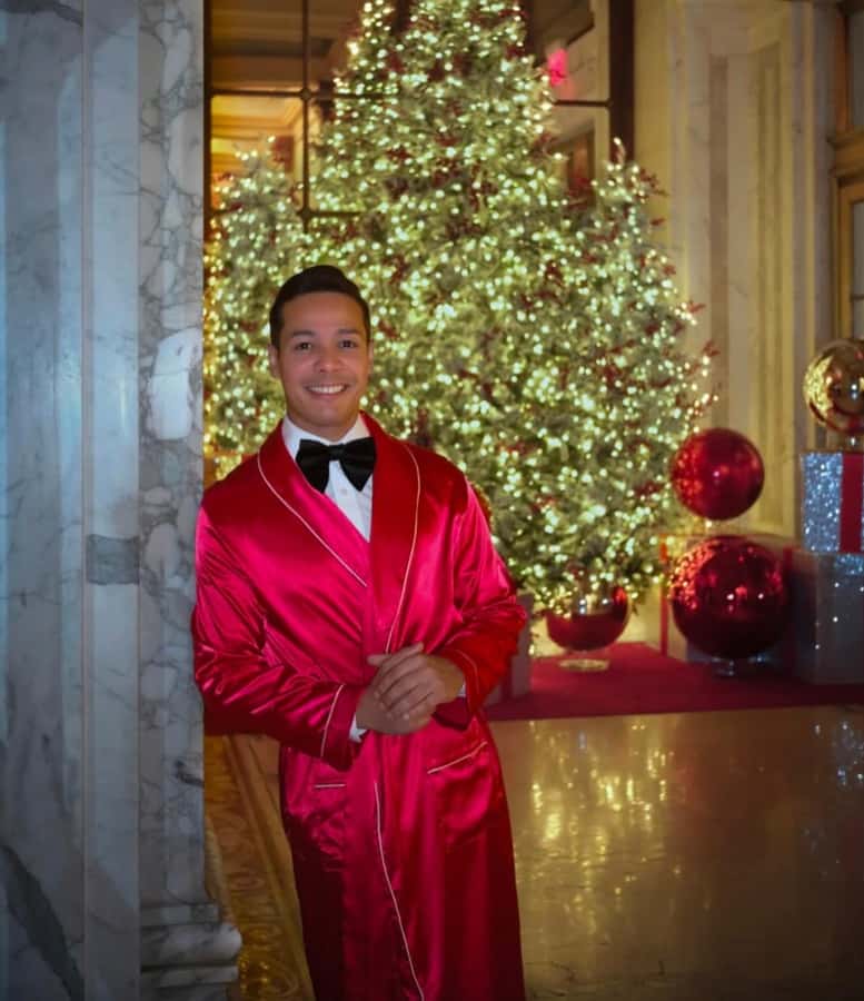 NYC: Christmas Holiday Guided Walking Tour with Dessert - The guide can make or break the experience