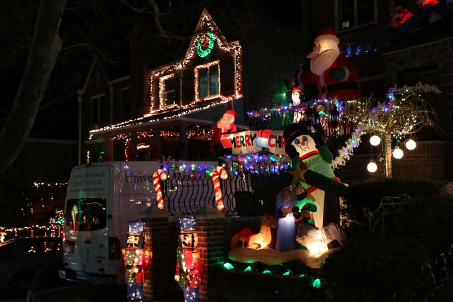 NYC: Christmas Lights Dyker Heights, Bay Ridge and DUMBO - Why this Christmas tour works