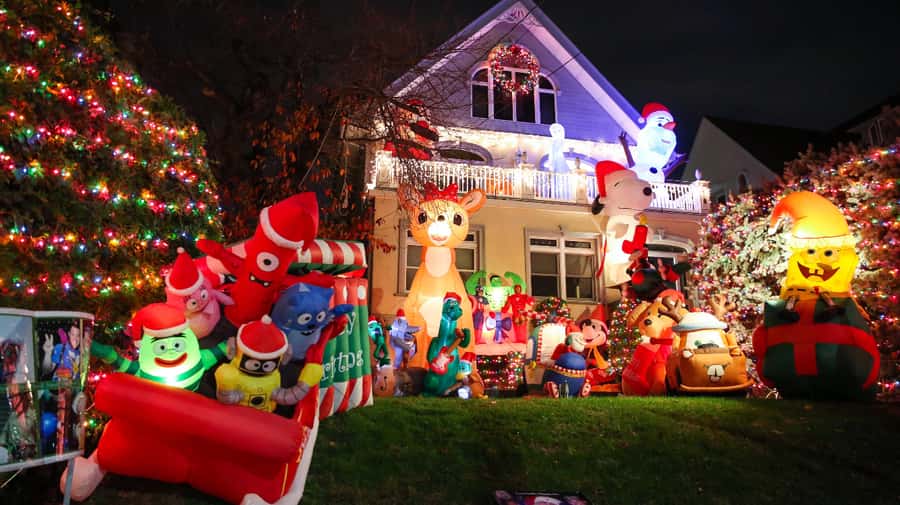 NYC: Christmas Lights Dyker Heights, Bay Ridge and DUMBO - DUMBO adds bridges and skyline views