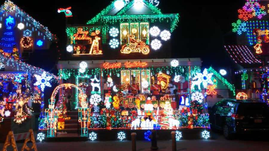 NYC: Christmas Lights Dyker Heights, Bay Ridge and DUMBO - Who will enjoy this most