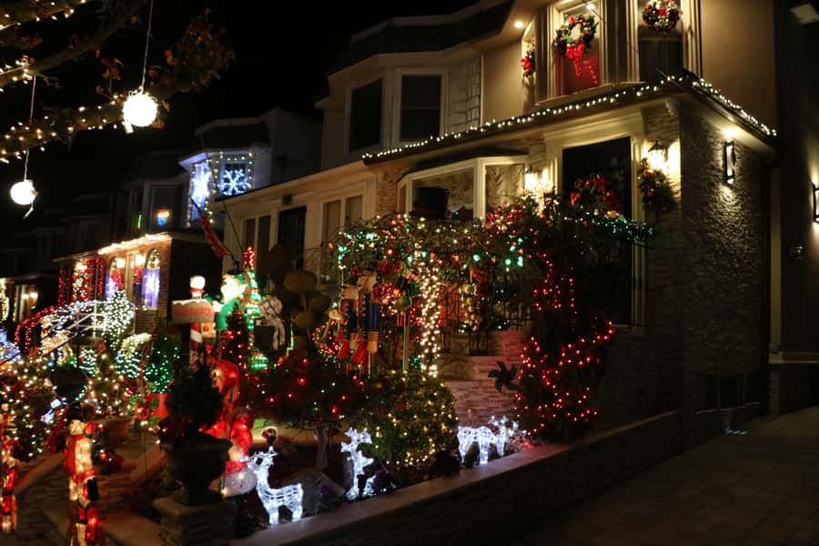 NYC: Christmas Lights Dyker Heights, Bay Ridge and DUMBO - Meeting at 790 7th Avenue at 4:00 PM