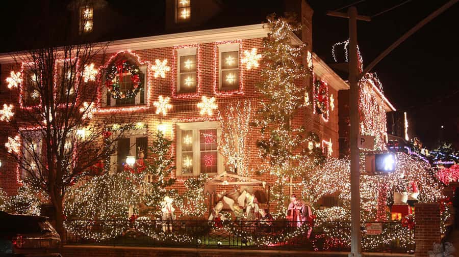 NYC: Christmas Lights Tour and Dyker Heights - DUMBO brings the Brooklyn Bridge into the picture