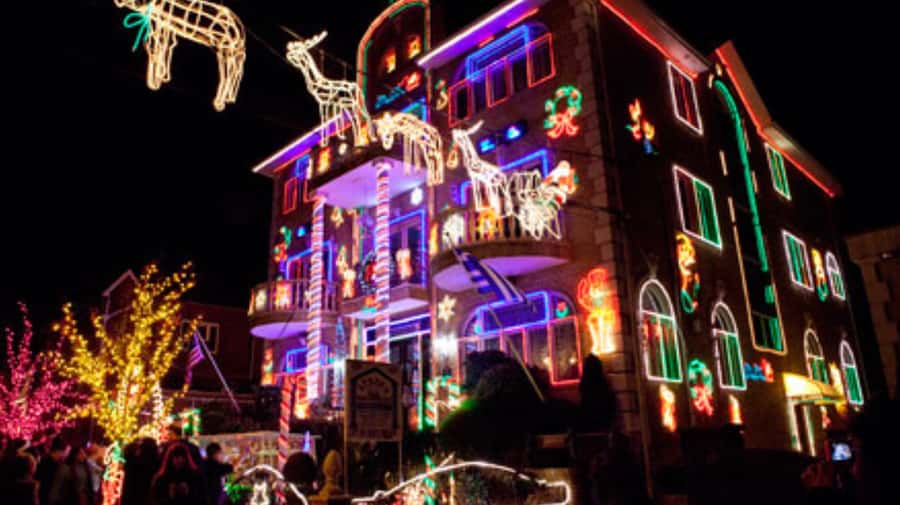 NYC: Christmas Lights Tour and Dyker Heights - Bay Ridge adds a neighborhood feel