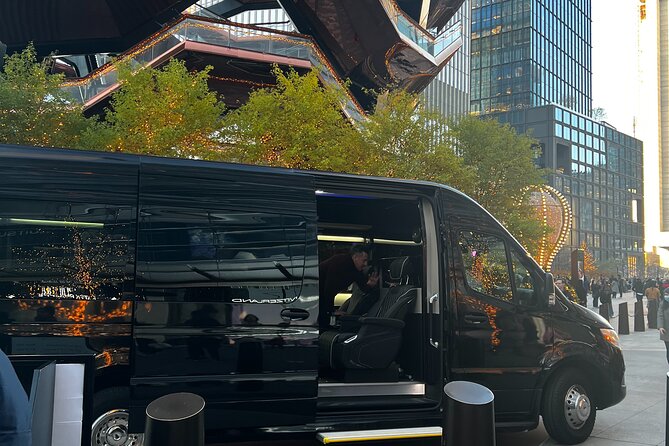 NYC Christmas Lights Tour by Limousine, SUV Or VAN. Dyker Heights - Brooklyn Bridge and the Dumbo photo stop
