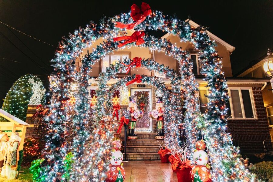 NYC: Dyker Heights Christmas Lights & Skyline View Bus Tour - The return drive turns into a moving skyline tour