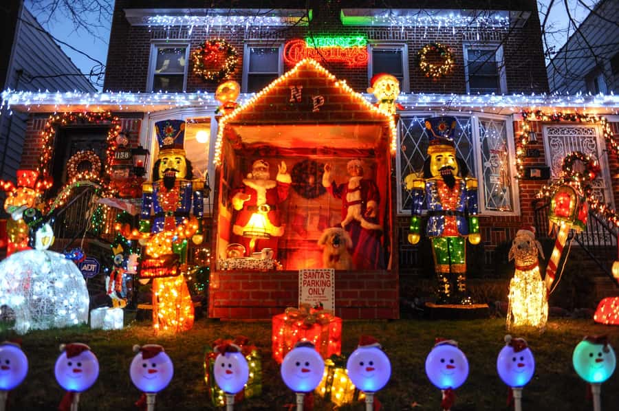 NYC: Dyker Heights Christmas Lights Tour with Hot Cocoa - What the Guide Adds to the Night