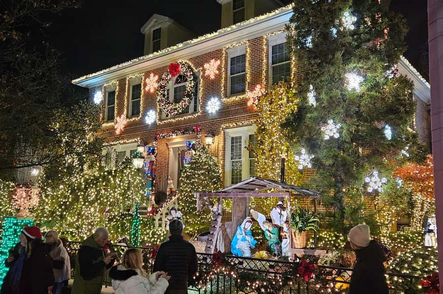 NYC: Dyker Heights Christmas Lights Tour with Hot Cocoa - Is $79 a Fair Price?